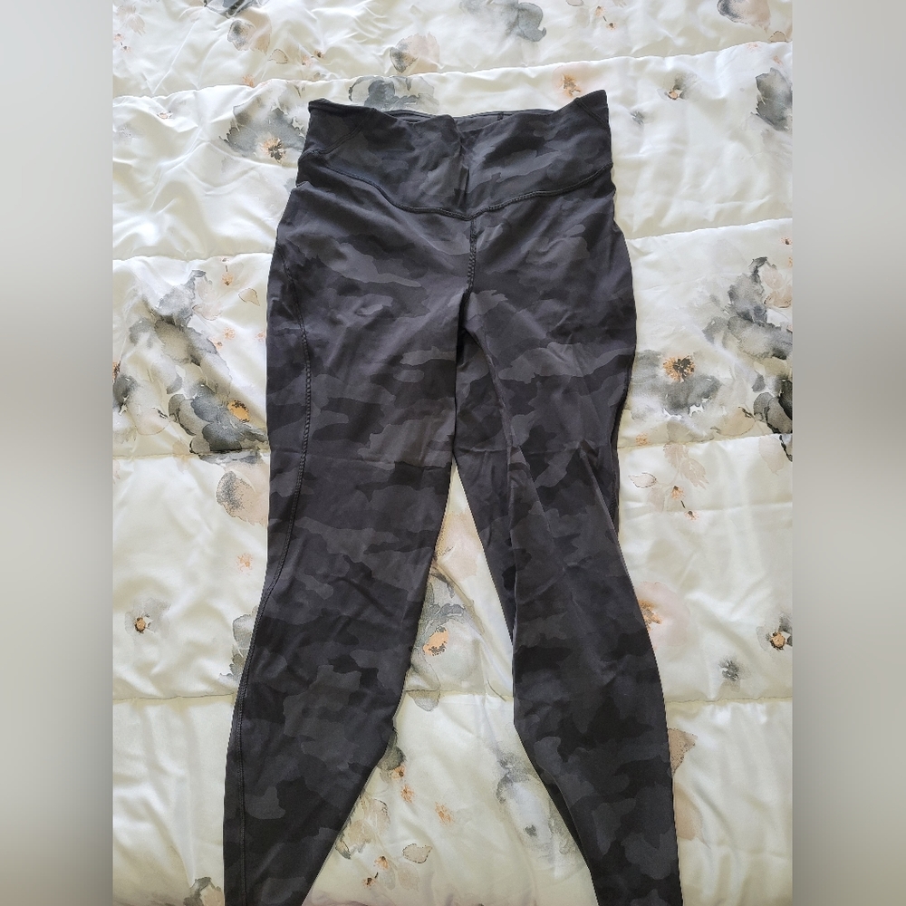 Lululemon base pace heritage camo size 10 25" inseam